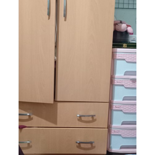 کمدها نسبتا نو و تمیز هستن دارای سه و دو کشو