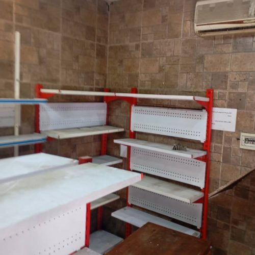 قفسه فروشگاهی خود ایستاده