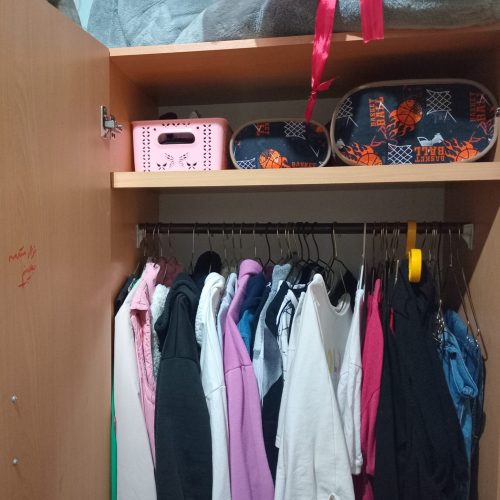 کمدها نسبتا نو و تمیز هستن دارای سه و دو کشو