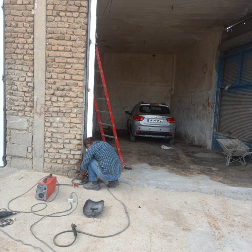 یک عدد خانه آپارتمانی با 4 عدد مغازه با کرکره نو