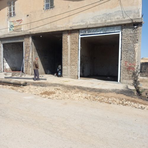 یک عدد خانه آپارتمانی با 4 عدد مغازه با کرکره نو