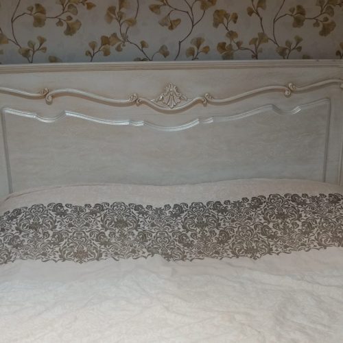 سرویس خواب دو نفره شمال تخت . یک پاتختی . یک میز آرایش. یک جک