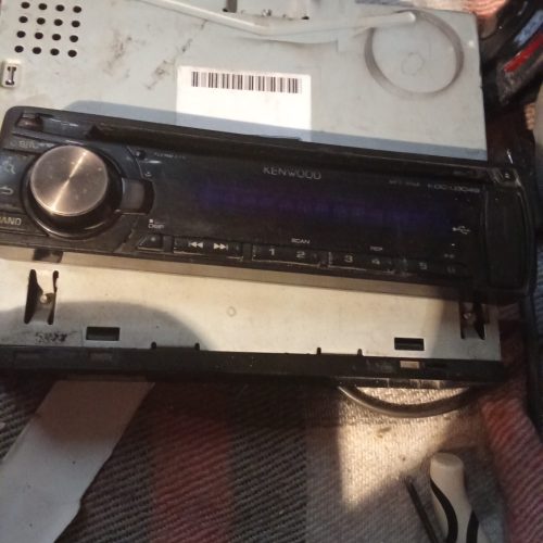 یک عدد پنل ظبط کنوود مدل 3049. فلش خور