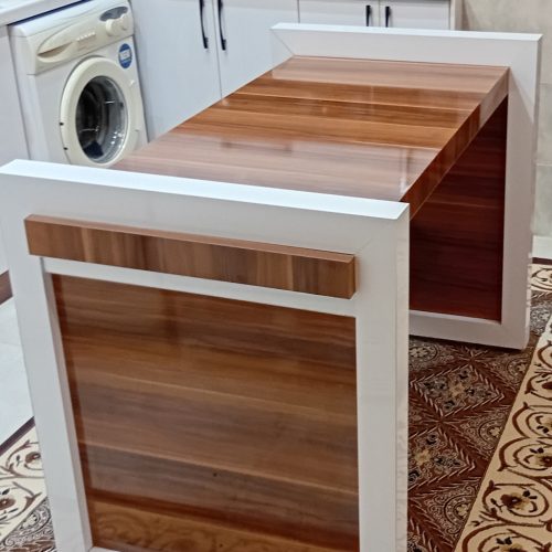 یک عدد میز ورق گلاسه سفید و قهوه ای