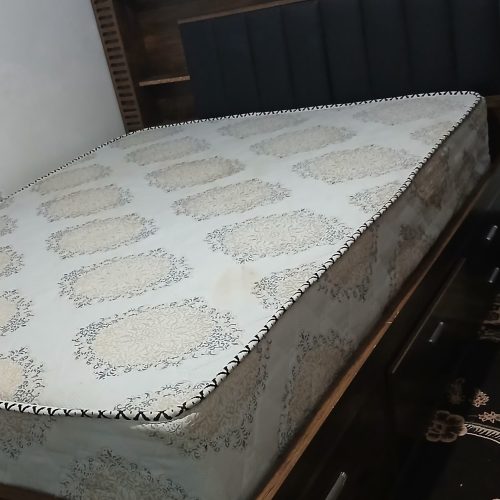 بخاطر جابه جا شدن و نداشتن جا تخت