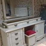 سرویس خواب دو نفره شمال تخت . یک پاتختی . یک میز آرایش. یک جک