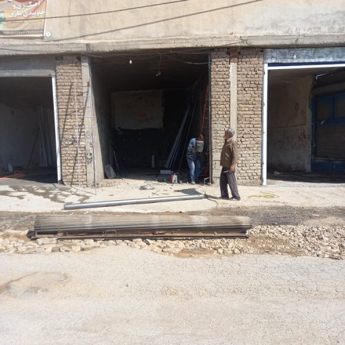 یک عدد خانه آپارتمانی با 4 عدد مغازه با کرکره نو