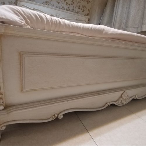 سرویس خواب دو نفره شمال تخت . یک پاتختی . یک میز آرایش. یک جک