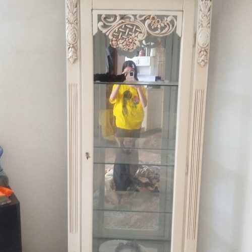 بوفه  به رنگ سفید فقط شیشه بغلش شکسته ودیگری کامله سالم