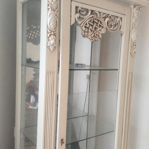 بوفه  به رنگ سفید فقط شیشه بغلش شکسته ودیگری کامله سالم