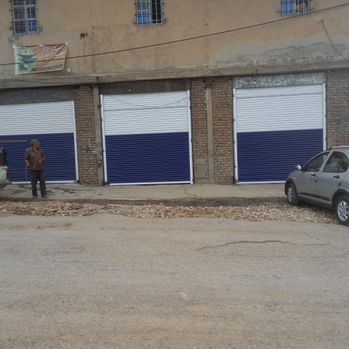 یک عدد خانه آپارتمانی با 4 عدد مغازه با کرکره نو