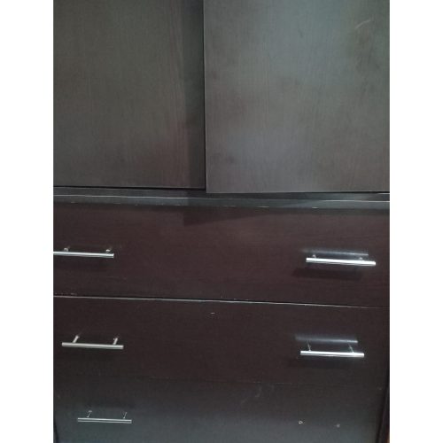 کمدها نسبتا نو و تمیز هستن دارای سه و دو کشو