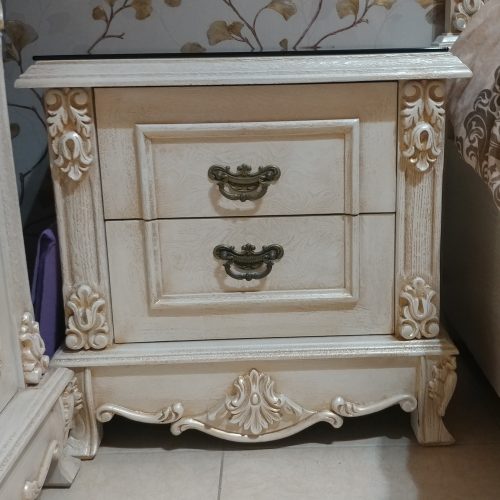 سرویس خواب دو نفره شمال تخت . یک پاتختی . یک میز آرایش. یک جک