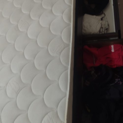 تخت خواب دو نفره با تشک و فقط یخچال بدون سرد خونه