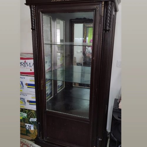 بدنه محکم ، دارای یه طبقه پایینی جدا از طبقات شیشه‌ای