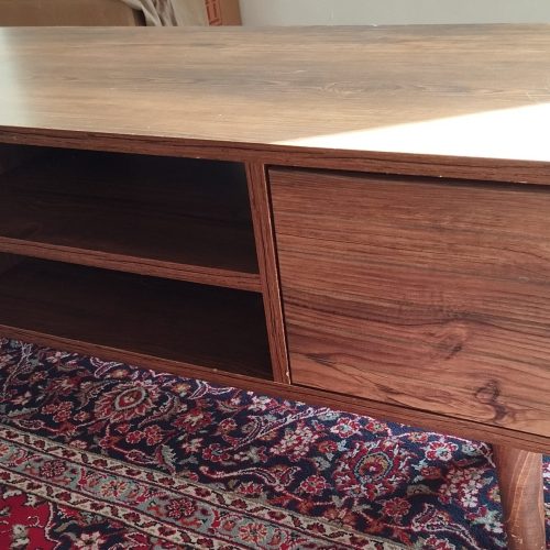 میز تلویزیون چوبی.