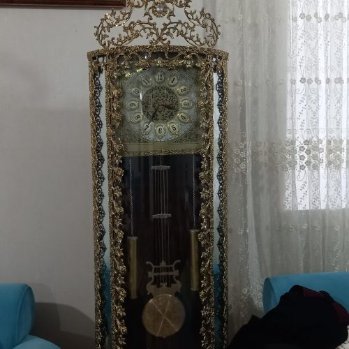 بوفه و اینه شمعدان برنجی و ساعت برنز