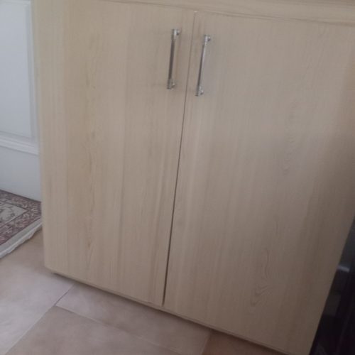 مبل 8نفره سالم به همراه میز بزرگ ودوتا میز عسلی وجاکفشی