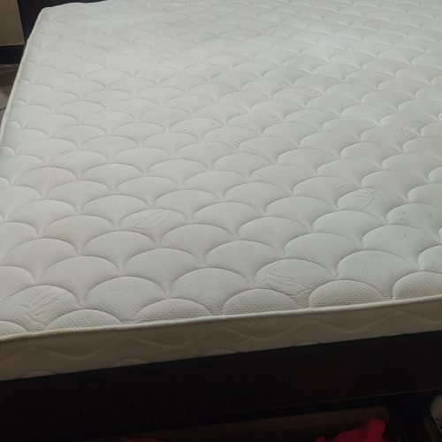 تخت خواب دو نفره با تشک و فقط یخچال بدون سرد خونه