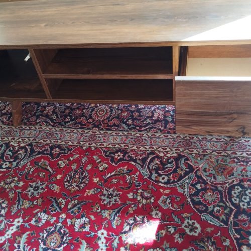 میز تلویزیون چوبی.