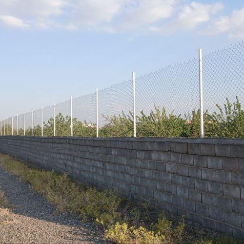 فروش زمین ویلایی وباغ  همراه با درختان و آب ساعتی