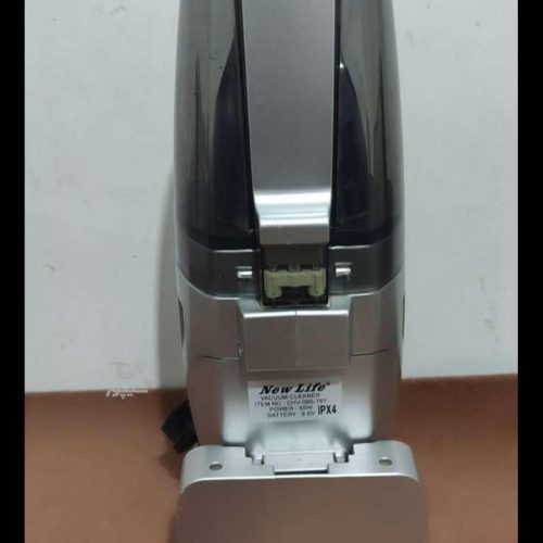 یک عدد جاروبرقی داخل ماشین درحد نو