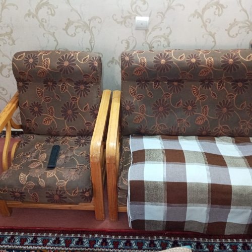 یک دست مبل راحتی 7نفره که چوب مبل از جنس چوب خوبی است یعنی خیلی تمیز و خوشگل من همون قیمت چوبشو میگم