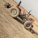 تراکتور برای شخم زدن