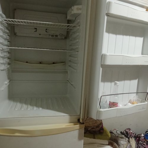 یک عدد یخچال فریزر دو در