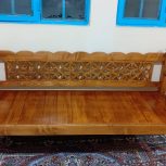 تخت چوبی رنگ شده