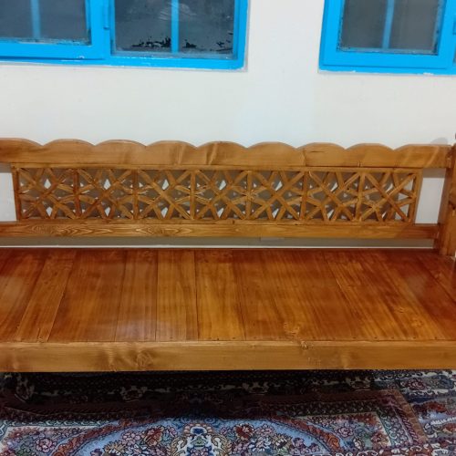 تخت چوبی رنگ شده