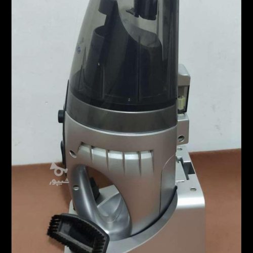 یک عدد جاروبرقی داخل ماشین درحد نو