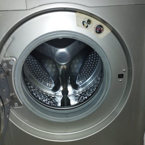 ماشین لباسشویی نو و تمیز