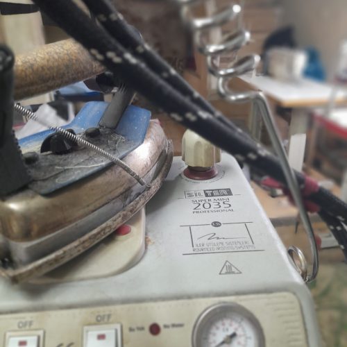 کارگاه خیاطی با تمام وسایل به فروش می‌رسد