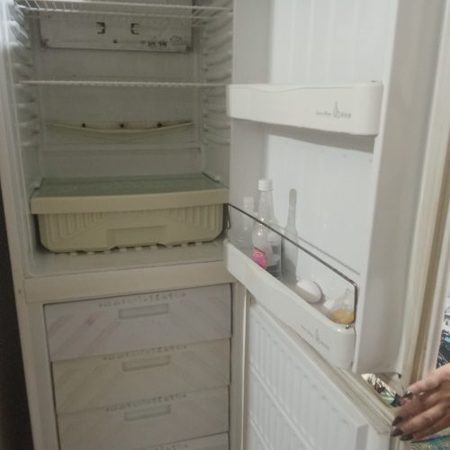 یک عدد یخچال فریزر دو در