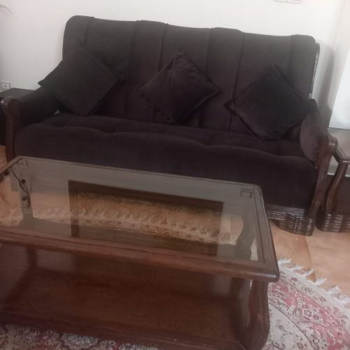 مبل 8نفره سالم به همراه میز بزرگ ودوتا میز عسلی وجاکفشی