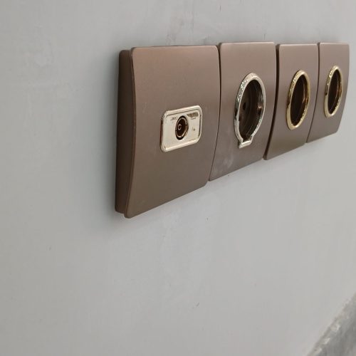 منفرد  برق کار ساختمان دارای مدرک فنی حرفه ای طبق استاندارد های بین المللی با 25 سال سابقه کار