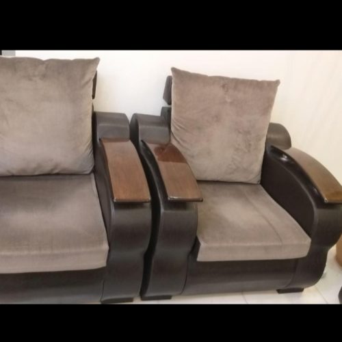 مبلمان راحتی و میز جلو مبلی