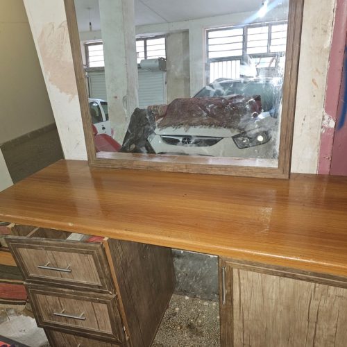 تعدادی وسایل سالن ارایشی