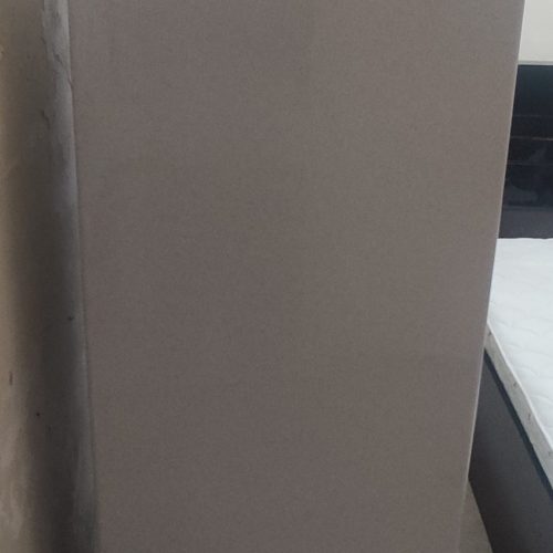 تخت خواب دو نفره با تشک و فقط یخچال بدون سرد خونه