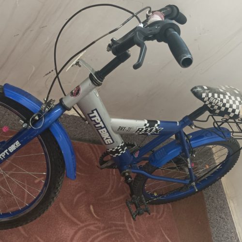 دوچرخه آبی  رنگ