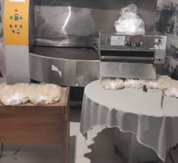 تنورنانوایی مخصوص نان لواش ویک روی سنک مخصوص نان سنگک میباشدنان س