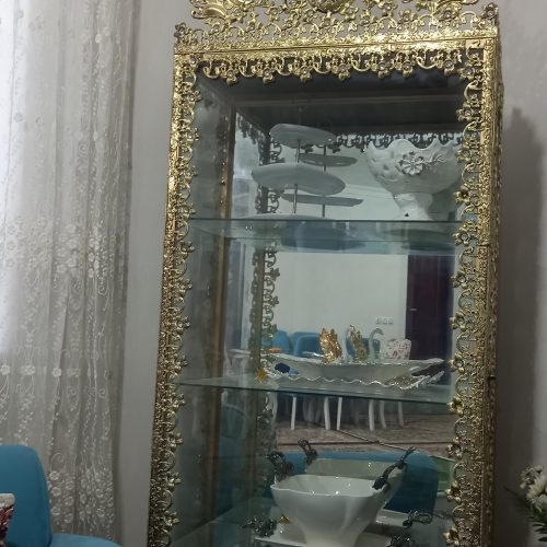 بوفه و اینه شمعدان برنجی و ساعت برنز