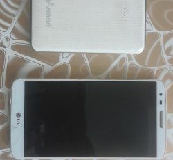 1 عدد گوشی موبایل ال جی و 1عدد پاوربانک