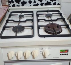 گاز  4شعله مارک توان گاز  دارای فر و جوجه گردان در حد نو