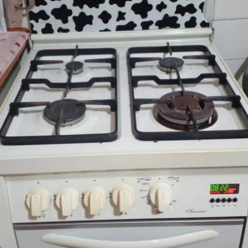 گاز  4شعله مارک توان گاز  دارای فر و جوجه گردان در حد نو