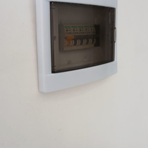 منفرد  برق کار ساختمان دارای مدرک فنی حرفه ای طبق استاندارد های بین المللی با 25 سال سابقه کار