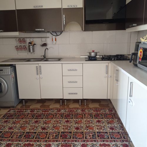 فروش سه طبقه بر روی جاده اصلی