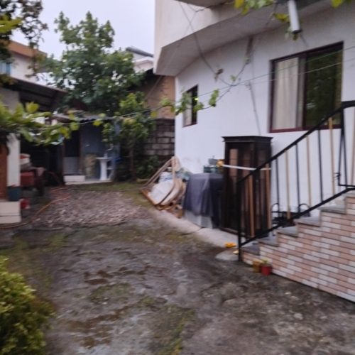 آپارتمان 90 متر بنا و 300 متر زمین دارای اب و برق و گاز