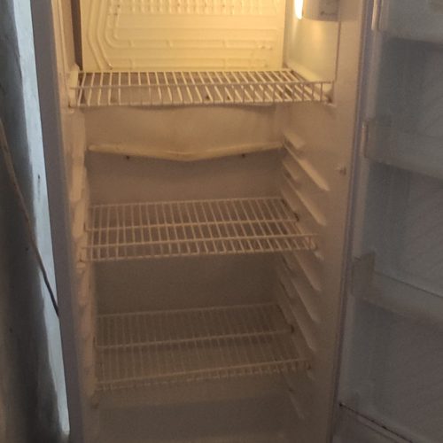 تخت خواب دو نفره با تشک و فقط یخچال بدون سرد خونه